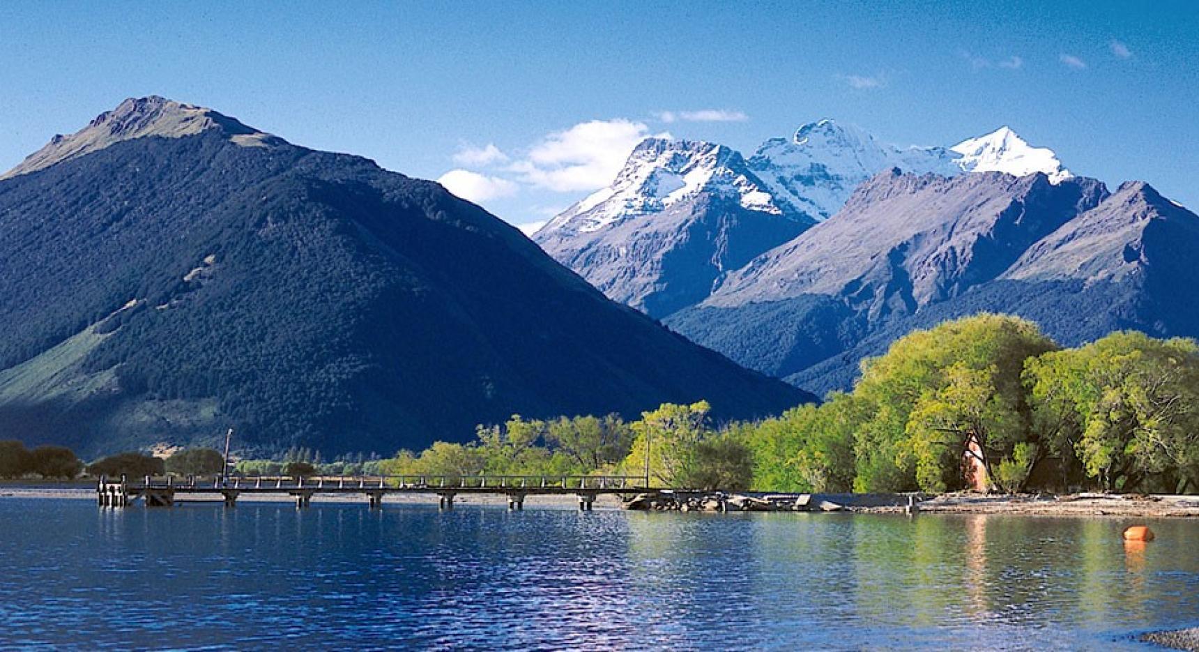 以新西兰南岛奥拉基/库克山国家公园为背景的特卡波湖 (© Sophie Dover/Getty Images)