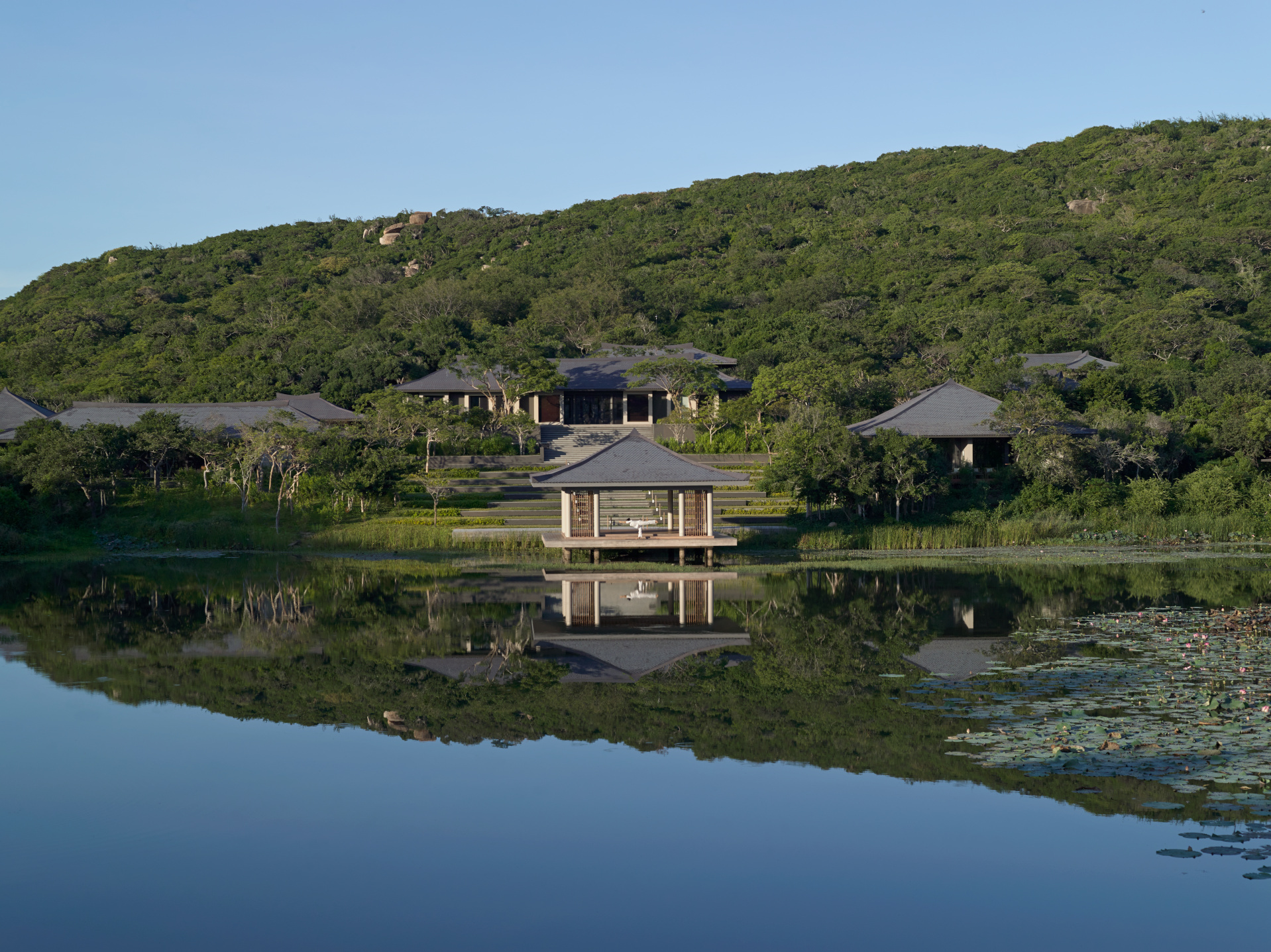 30-14:45) 抵达后,酒店专车送至芽庄安缦(约90分钟车程),办理入住后