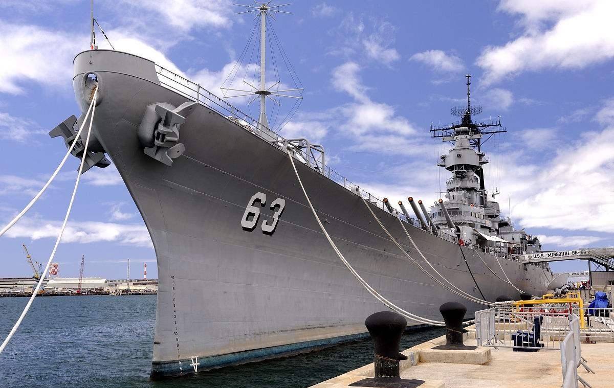 【密苏里号战舰纪念馆】在亚利桑那号战舰沉船点附近的密苏里号战舰