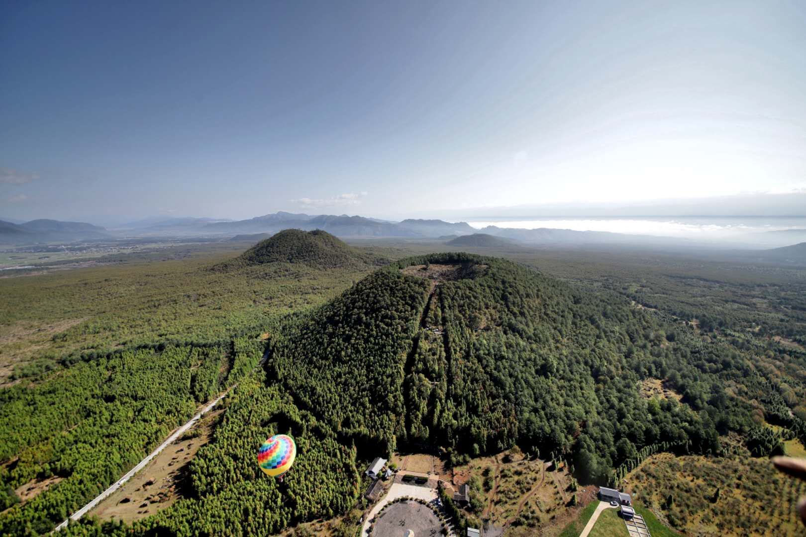 腾冲火山国家地质公园：坐热气球在百米高空触摸火山的沧桑岁月_熔岩