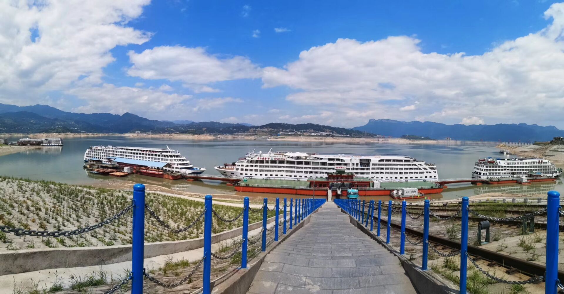 行政走廊 行政套房 三18:00-22:30 当日由专车送至宜昌茅坪码头登船