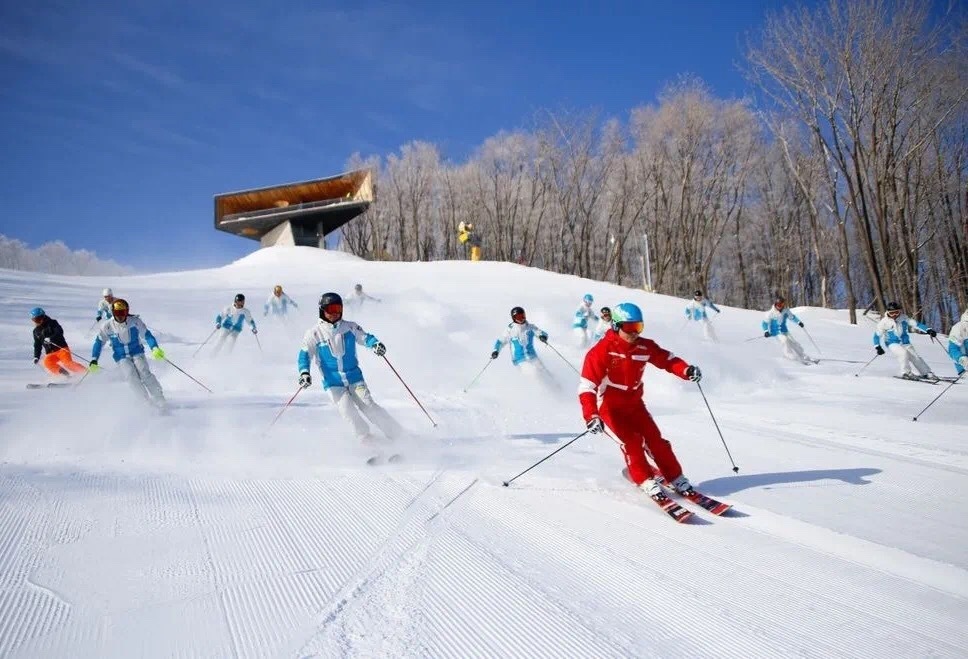 【滑雪】东北长春吉林4晚5天冰雪度假丨松花湖度假区+VIP礼遇+专家讲解+1对1高级滑雪教练+旅行管家+东北二人转VIP坐席_八大洲旅游